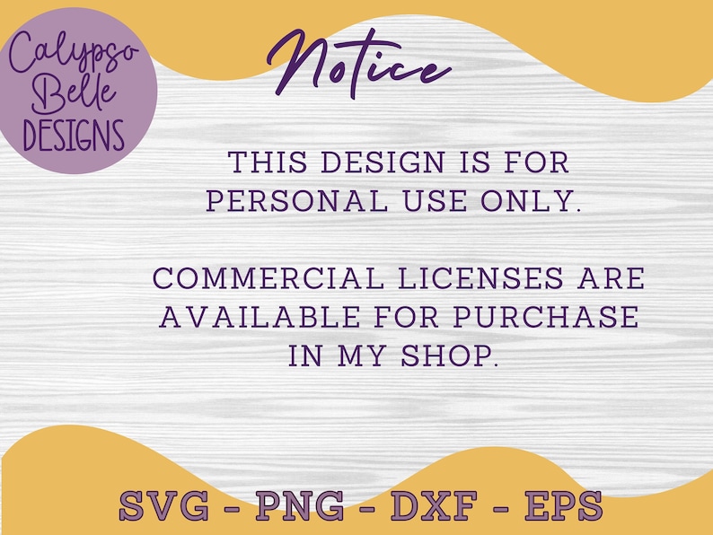 Pu&ograve; includere: Un avviso giallo e viola con il testo "Calypso Belle Designs" e "Notice" in un cerchio viola. Il testo recita "Questo design &egrave; solo per uso personale. Le licenze commerciali sono disponibili per l'acquisto nel mio negozio. SVG - PNG - DXF - EPS"