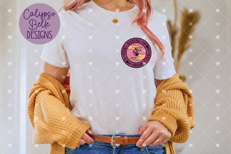 K&ouml;nnte beinhalten: Wei&szlig;es T-Shirt mit einem rosafarbenen Kreis-Motiv, auf dem "Fave Dating Book Club" steht. Das Motiv zeigt zwei H&auml;nde, die ein Herz mit einem Schmetterling halten.