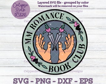 Peut inclure: Un cercle vert avec le texte "MM Romance Book Club" en blanc. À l'intérieur du cercle, deux poignards croisés avec des cœurs roses sur les poignées et deux mains tenant les poignards.