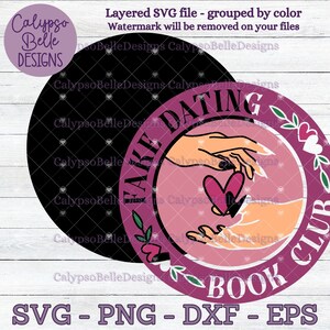 K&ouml;nnte beinhalten: Ein rosa und violetter Kreis mit dem Text "Fake Dating Book Club" in wei&szlig;er Umrandung. Der Kreis hat ein florales Design mit zwei H&auml;nden, die sich gegenseitig erreichen und ein Herz halten.