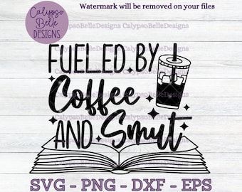 Impulsado por café y obscenidades SVG, libro de obscenidades románticas SVG, café helado SVG, libro tok SVG, lector de obscenidades, lector SVG, literario, romance oscuro SVG PNG