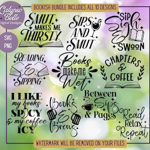 Op de afbeelding: Een set van 10 zwart-witte digitale ontwerpen met boekenthema's, woordspelingen en spreuken. De ontwerpen bevatten zinnen als "Smut Makes Me Thirsty", "Sips and Smut", "Books Make Me Wet" en "Chapters and Coffee".