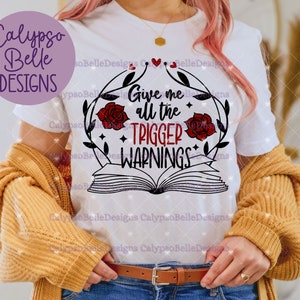 K&ouml;nnte beinhalten: Wei&szlig;es T-Shirt mit einem schwarzen und roten Grafikdesign, das ein Buch mit Rosen und dem Text "Give me all the trigger warnings" zeigt.