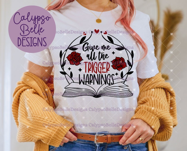 K&ouml;nnte beinhalten: Wei&szlig;es T-Shirt mit einem schwarzen und roten Grafikdesign, das ein Buch mit Rosen und dem Text "Give me all the trigger warnings" zeigt.