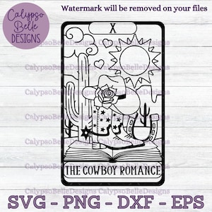 Puede incluir: Una ilustración en blanco y negro de una carta de tarot con el texto "The Cowboy Romance" y el número romano "X" en la parte superior. La carta representa una bota de vaquero, una herradura, un cactus y un sol con una rosa.
