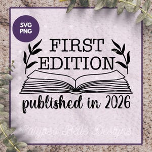Op de afbeelding: Een digitaal ontwerp met de tekst "FIRST EDITION" boven een illustratie van een open boek, en "published in 2026" eronder. Het ontwerp bevat een paarse cirkel met "SVG PNG" en is geschikt voor knutselprojecten.