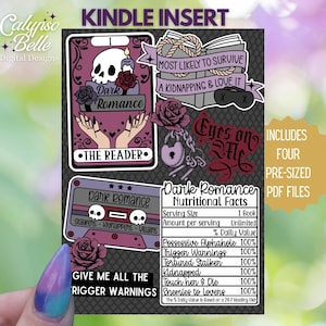 Könnte beinhalten: Vier druckbare Kindle-Lesezeichen mit einem dunklen Romantik-Thema. Die Lesezeichen zeigen eine Tarotkarte, ein Kassettenband, ein Buch mit einer Rose und ein Vorhängeschloss mit einem Schlüssel. Der Text auf den Lesezeichen lautet "Dark Romance", "The Reader", "Give Me All The Trigger Warnings", "Most Likely To Survive A Kidnapping & Love It", "Eyes On Me" und "Dark Romance Nutritional Facts".