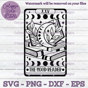 Könnte beinhalten: Schwarz-weiß-Illustration einer Tarotkarte mit der Nummer XXV und dem Text "THE MOOD READER". Die Karte zeigt einen Halbmond, einen Stapel Bücher und einen belaubten Zweig.