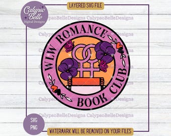 Peut inclure: Un design circulaire avec le texte "WLW Romance Book Club" dans un cercle rose. Le design comprend une paire de symboles féminins entrelacés, des fleurs violettes, des papillons et une pile de livres. Le design est étiqueté comme un fichier SVG en couches.