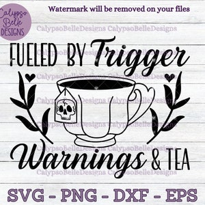 Può includere: Grafica in bianco e nero con una tazza da tè con una bustina di tè e un design a forma di teschio. Il testo "FUELED BY Trigger Warnings & TEA" è scritto in grassetto.