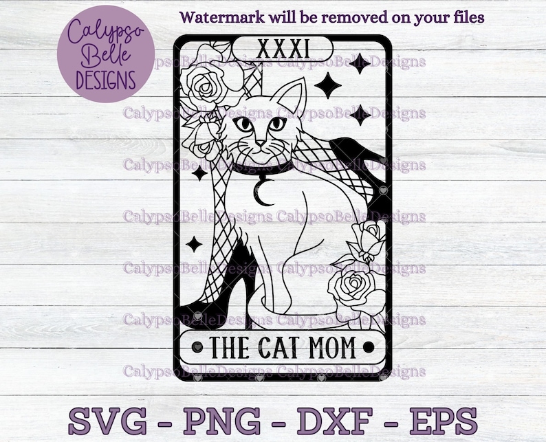 Puede incluir: Ilustraci&oacute;n en blanco y negro de un gato que lleva un collar con un colgante de media luna. El gato est&aacute; de pie sobre un zapato de tac&oacute;n alto con medias de rejilla. La imagen est&aacute; enmarcada con un borde de carta de tarot y el texto "XXXI" y "THE CAT MOM" est&aacute;n incluidos.