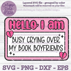 Bonjour, je suis occupé à pleurer à cause de mon livre svg de petit ami, lecteur svg, svg livresque, livre svg, bonjour name tag svg, bonjour je suis, amoureux des livres SVG PNG