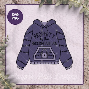 Puede incluir: Un diseño de sudadera con capucha morada con el texto "PROPERTY of the BROODING VILLAIN" y un candado. El diseño incluye detalles de cadena a lo largo de las mangas y un bolsillo. La imagen también incluye un logotipo circular "SVG PNG".