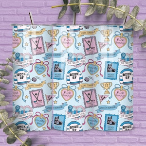 Op de afbeelding: Een lichtblauwe beker met een herhalend patroon van hockey-thema illustraties. Het ontwerp bevat hockeysticks, schaatsen, trofee&euml;n, harten en tekst zoals "Puck Bunny" en "Hockey Romance". De beker heeft een zilveren rietje.