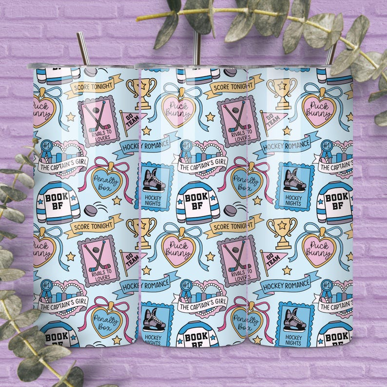 Op de afbeelding: Een lichtblauwe beker met een herhalend patroon van hockey-thema illustraties. Het ontwerp bevat hockeysticks, schaatsen, trofee&euml;n, harten en tekst zoals "Puck Bunny" en "Hockey Romance". De beker heeft een zilveren rietje.