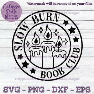 Pode incluir: Design gr&aacute;fico preto e branco de um c&iacute;rculo com o texto "Slow Burn Book Club" e tr&ecirc;s velas com chamas dentro. O c&iacute;rculo tem estrelas ao redor do exterior.