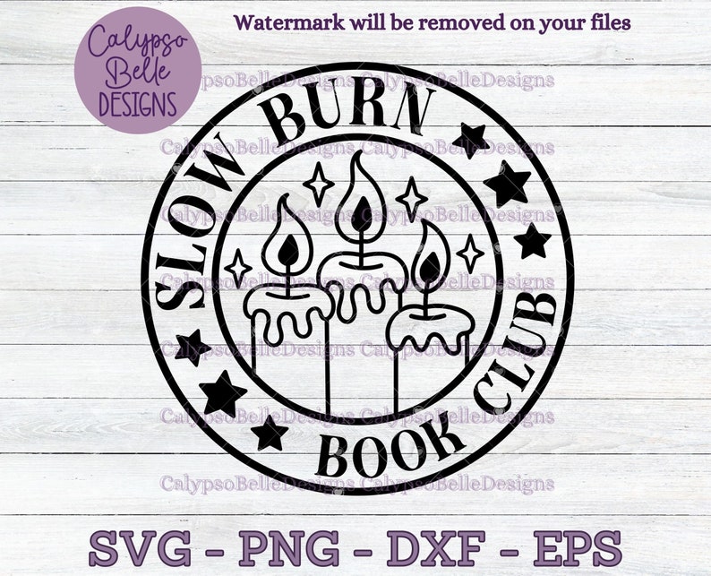 Pode incluir: Design gr&aacute;fico preto e branco de um c&iacute;rculo com o texto "Slow Burn Book Club" e tr&ecirc;s velas com chamas dentro. O c&iacute;rculo tem estrelas ao redor do exterior.