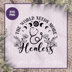 Può includere: Un design digitale con il testo "THE WORLD NEEDS MORE & Healers" disposto in cerchio. Uno stetoscopio e un simbolo a croce sono al centro. Elementi floreali e lune crescenti circondano il testo. Il design include "SVG PNG" in un cerchio.