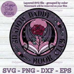Pu&ograve; includere: Design circolare viola e nero con il testo "Shadow Daddy Book Club" e una rosa stilizzata con un libro al centro.