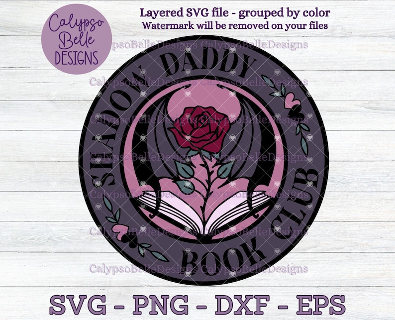 Pu&ograve; includere: Design circolare viola e nero con il testo "Shadow Daddy Book Club" e una rosa stilizzata con un libro al centro.