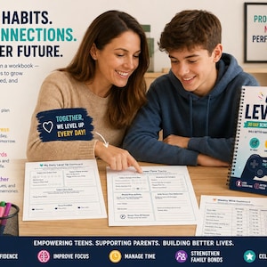 Puede incluir: Un libro de ejercicios encuadernado en espiral titulado LEVEL UP 30 DAY SCREEN TIME CHALLENGE con un gráfico de mando de juego, acompañado de hojas de seguimiento diarias y semanales impresas, una taza negra con texto blanco y un portalápices.