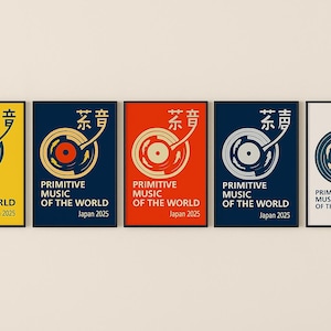 Op de afbeelding: Vijf ingelijste posters met een minimalistisch ontwerp. Elke poster heeft een vinylplaat-afbeelding met Japanse tekst en de woorden "PRIMITIVE MUSIC OF THE WORLD Japan 2025". De posters hebben verschillende gekleurde achtergronden.