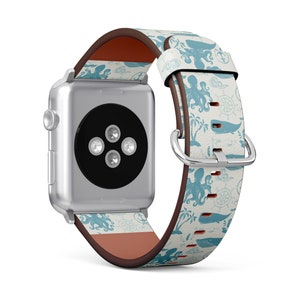 Könnte beinhalten: Silberne Smartwatch mit einem Armband im maritimen Stil. Das Armband hat einen cremefarbenen Hintergrund mit blauen Oktopus-, Wal-, Anker- und Palmenmotiven. Das Armband hat eine braune Lederunterseite und eine silberne Schnalle.
