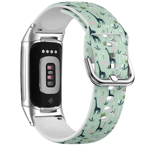 Op de afbeelding: Een zilveren en witte fitnesstracker met een groen-wit gepatroneerd band met giraffen. Het band heeft een zilveren gesp.