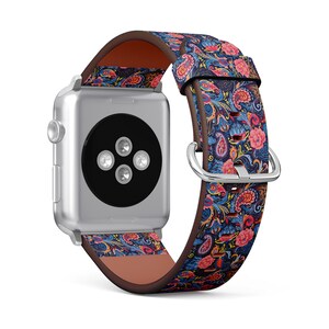 Peut inclure: Une Apple Watch argentée avec un bracelet en cuir à motif paisley coloré. Le bracelet est doublé de cuir brun.