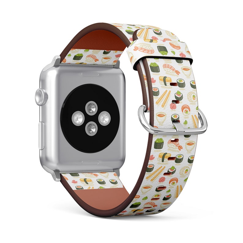 Pode incluir: Um Apple Watch prateado com uma pulseira de couro branca e marrom com um padr&atilde;o de sushi. A pulseira tem uma variedade de rolos de sushi, palitos e pratos de molho de soja.