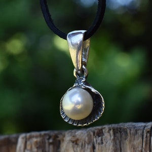 Dainty Sea Shell Pearl Necklace Pendant, Small Minimalist Silver Jewelry for Her, Luxurious Gift for Daughter, Miniatur Seashells