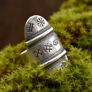 Anillo de escudo pagano en plata de ley, joyería tribal hippie para mujeres, regalo único para ella, anillo ancho con símbolos protectores del Báltico