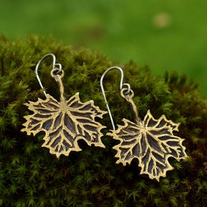 Ahornblatt Ohrringe aus Bronze oder Silber, Handgefertigte Ahorn Ohrhänger, Herbstschmuck für Frau, Nachhaltiges Geschenk für Frau