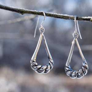 Lettische Ohrringe mit Geflecht Namejs, Lange Bronze- oder Silberohrringe für Damen, Handgemachter Schmuck mit Baltischem Motiv