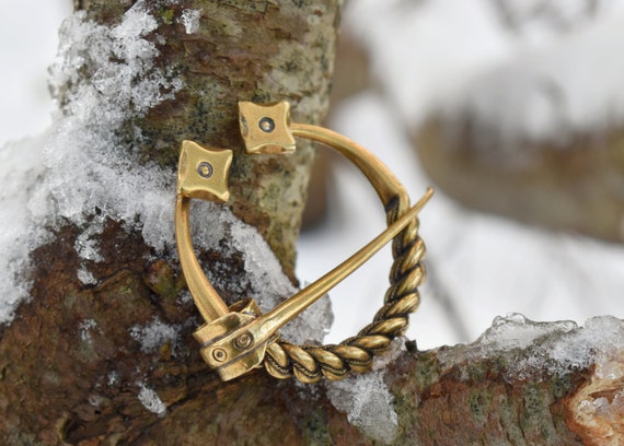 Spilla Vichinga Norrena In Lega - Design Rune Antico, 4.2x5.8 Cm, Per Mantelli E Sciarpe - Foto 3