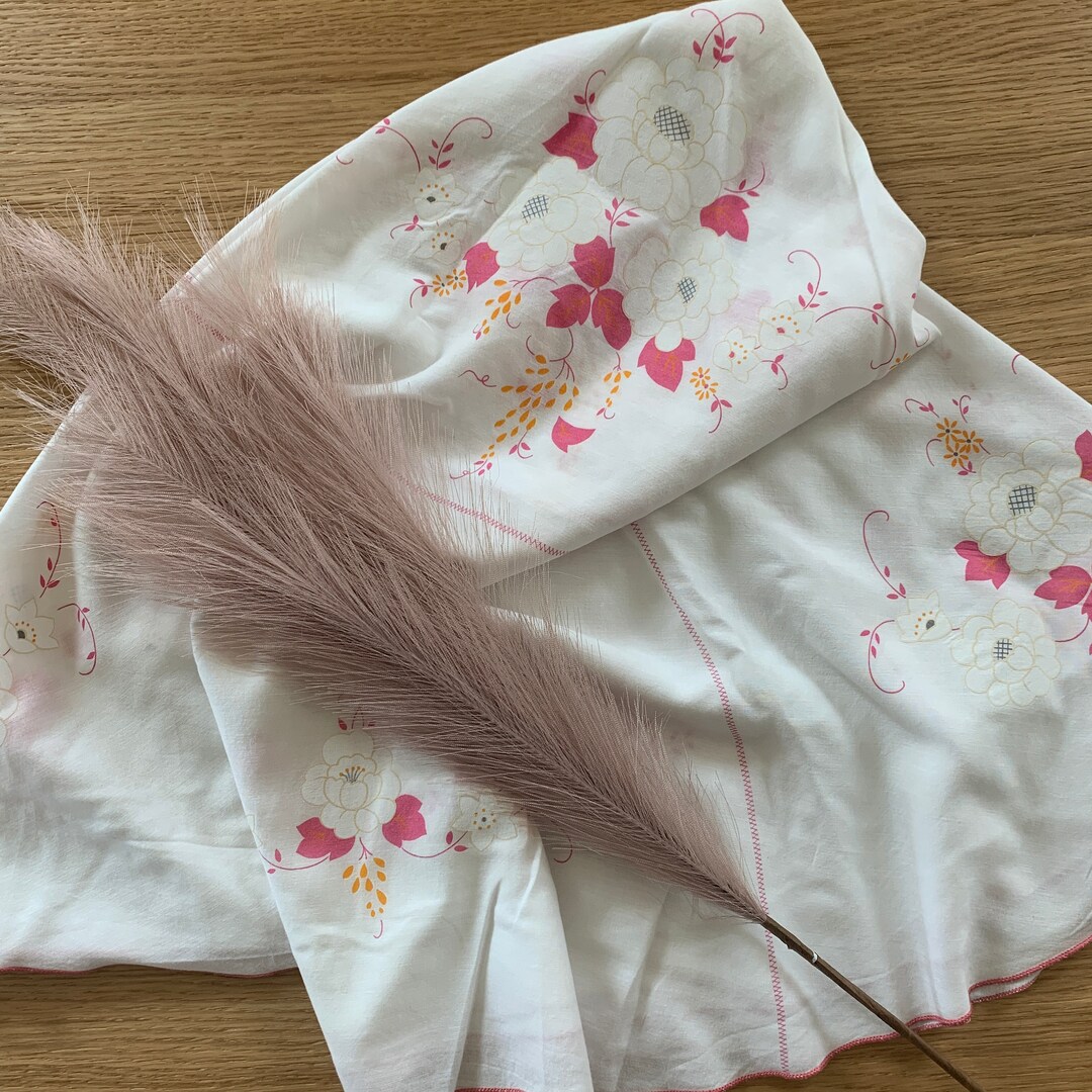 Vintage White Cotton Round Table Cloth Floral Design White and Pink - Etsy