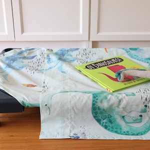 Set di lenzuola per asilo nido con dinosauro verde: lenzuola impilabili fatte a mano