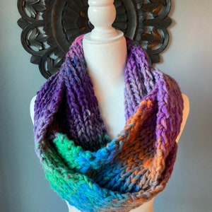 Schlauchschal in leuchtenden Farben aus japanischer NORO Wolle
