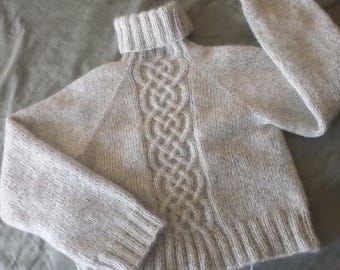 Evelyn Sweater - ENGELS breipatroon - vrouwelijke trui met Keltische vlecht