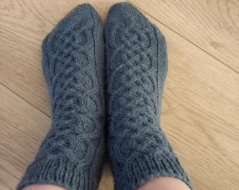 Evelyn Socks - DANSK strikkeopskrift - vrouwelijk materiaal met keltische plooien op de bovenkant.