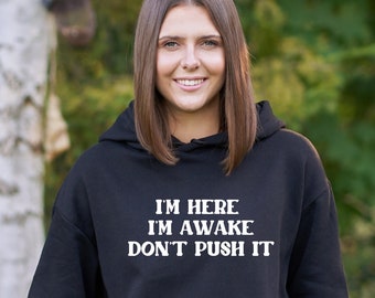 Sudadera con capucha sarcástica divertida: Estoy aquí, estoy despierto, no presiones