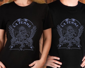 Camiseta de Beth Dutton con estampado de serpiente y rosa oscura