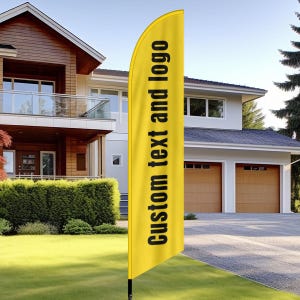 Puede incluir: Una bandera amarilla de plumas con texto negro que dice "Custom text and logo".