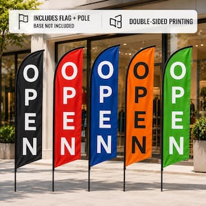 Puede incluir: Cinco banderas tipo pluma en negro, rojo, azul, naranja y verde, cada una con la palabra OPEN en letras blancas grandes. Las banderas están montadas en postes negros e incluyen impresión a doble cara. El texto INCLUDES FLAG + POLE BASE NOT INCLUDED.