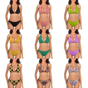 Op de afbeelding: Een verzameling van negen halterbikini's in verschillende kleuren en patronen. De bikini's bevatten effen kleuren zoals zwart, roze, groen, geel en paars, evenals opties met patronen met zonnebloemen en paisley-ontwerpen. Elke bikini heeft verstelbare strikzijden.