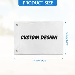 Puede incluir: Bandera blanca con el texto "CUSTOM DESIGN" en negrita negra. La bandera mide 45 cm de ancho y 30 cm de alto. Tiene ojales en las esquinas.