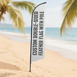 Może przedstawiać: Biała, dwustronna flaga piórkowa z czarnym masztem stoi na piaszczystej plaży. Flaga ma czarny tekst z napisem "CUSTOM DOUBLE-SIDED FEATHER FLAG WITH POLE". Palmy i ocean są w tle.