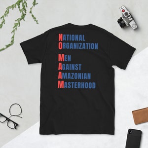 Puede incluir: Camiseta negra con el acr&oacute;nimo "NOAM" escrito en letras rojas y azules. Las letras significan "National Organisation of Men Against Amazonian Masterhood".