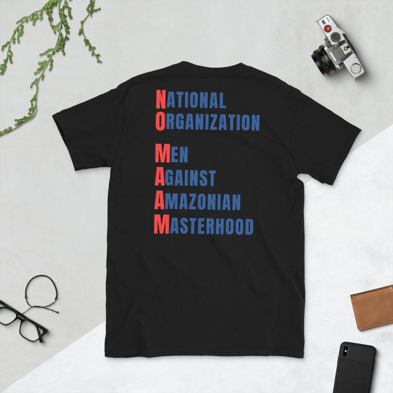 Puede incluir: Camiseta negra con el acr&oacute;nimo "NOAM" escrito en letras rojas y azules. Las letras significan "National Organisation of Men Against Amazonian Masterhood".