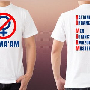 Puede incluir: Camiseta blanca con un c&iacute;rculo rojo y un s&iacute;mbolo femenino con una l&iacute;nea diagonal que lo atraviesa. El texto "NO MA'AM" est&aacute; impreso debajo del s&iacute;mbolo. La parte posterior de la camiseta tiene el acr&oacute;nimo "NO MA'AM" escrito con las palabras "NATIONAL ORGANIZATION OF MEN AGAINST AMAZONIAN MASTERHOOD".